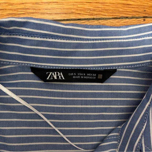 ZARA V-neck lapel collar shirt with long sleeves. Front button closure. - Picture 6 of 7